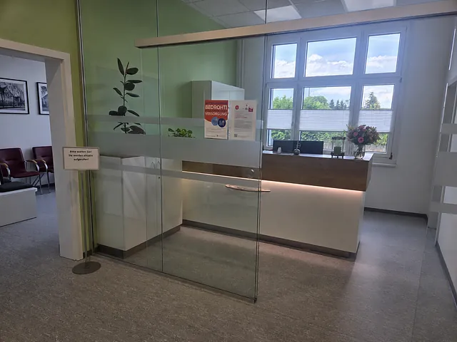 moderner Anmelderaum mit Glaswand