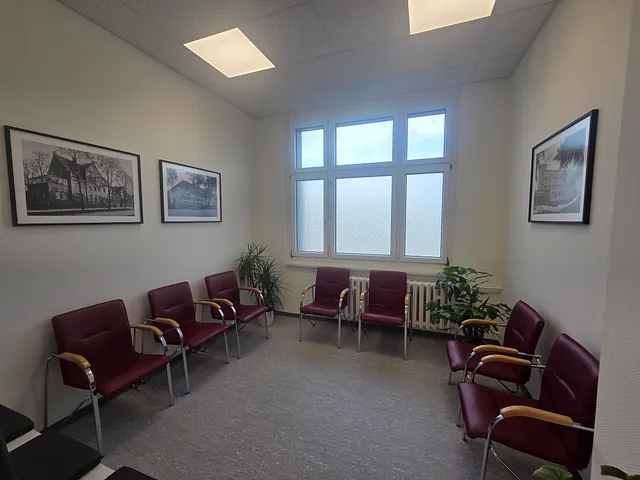 Wartezimmer mit ein paar roten Sesselstühlen